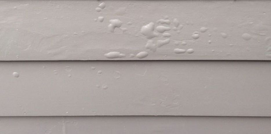 Como evitar a formação de bolhas na tinta na pintura de madeira?